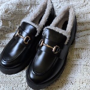 🎀 NWOT Fuzzy Loafers